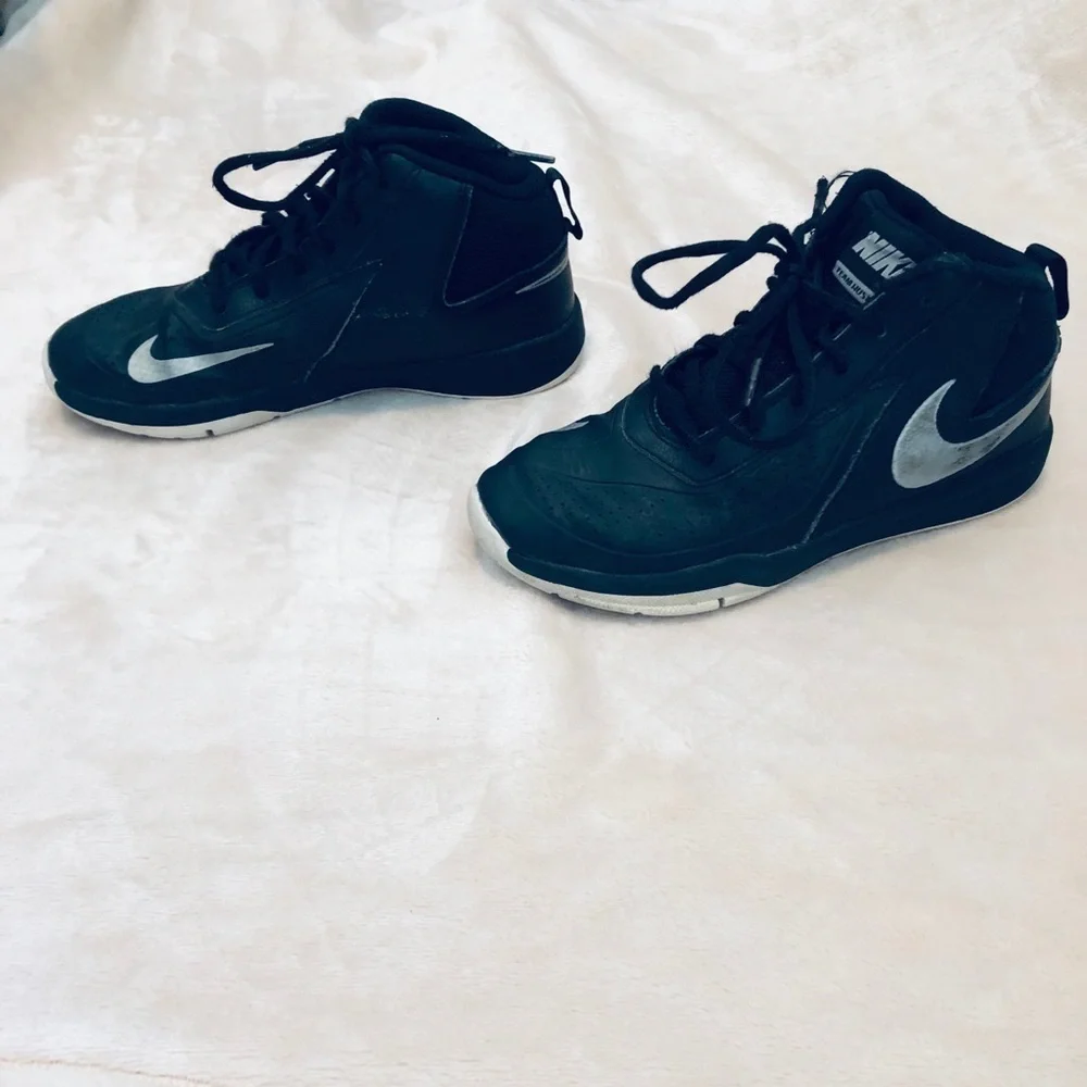 Nike Boys Boots Size 2.5 Y